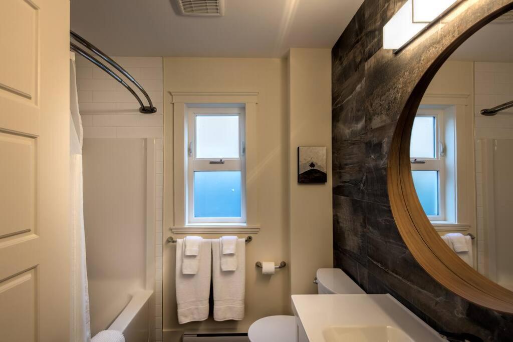 Qualicum Beach Ocean Suites エクステリア 写真